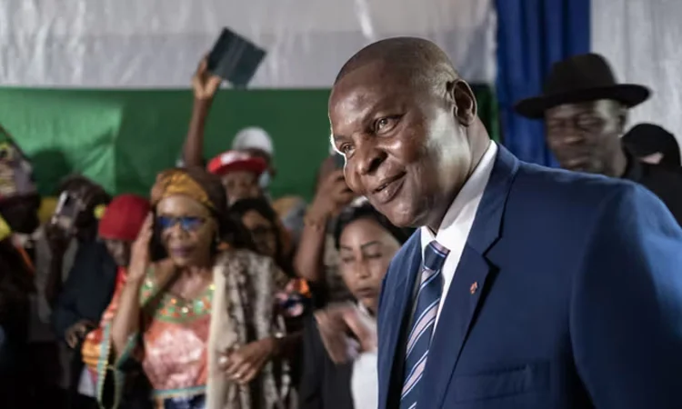 মধ্য আফ্রিকায় নির্বাচনে প্রেসিডেন্ট তুয়াদেরার বিরুদ্ধে ৬ প্রার্থী