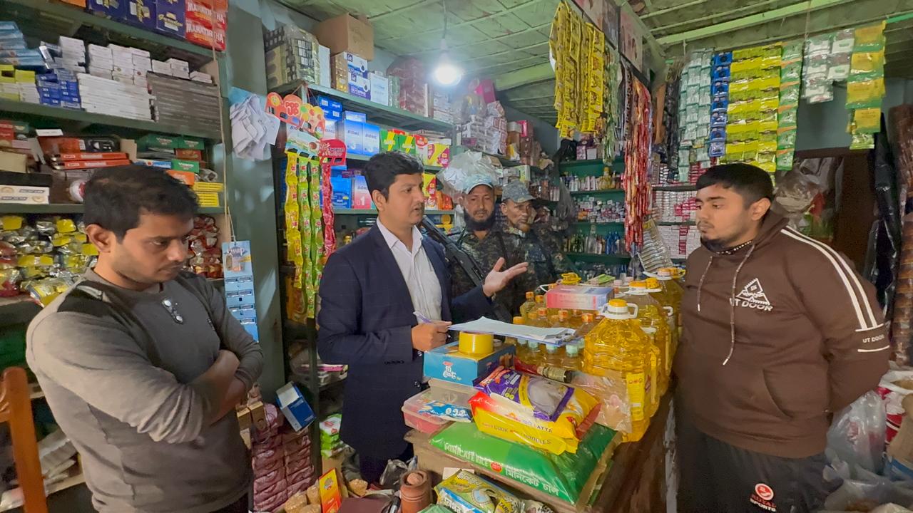 মাগুরায় মেয়াদ উত্তীর্ণ পণ্য বিক্রির দায়ে প্রতিষ্ঠানকে জরিমানা