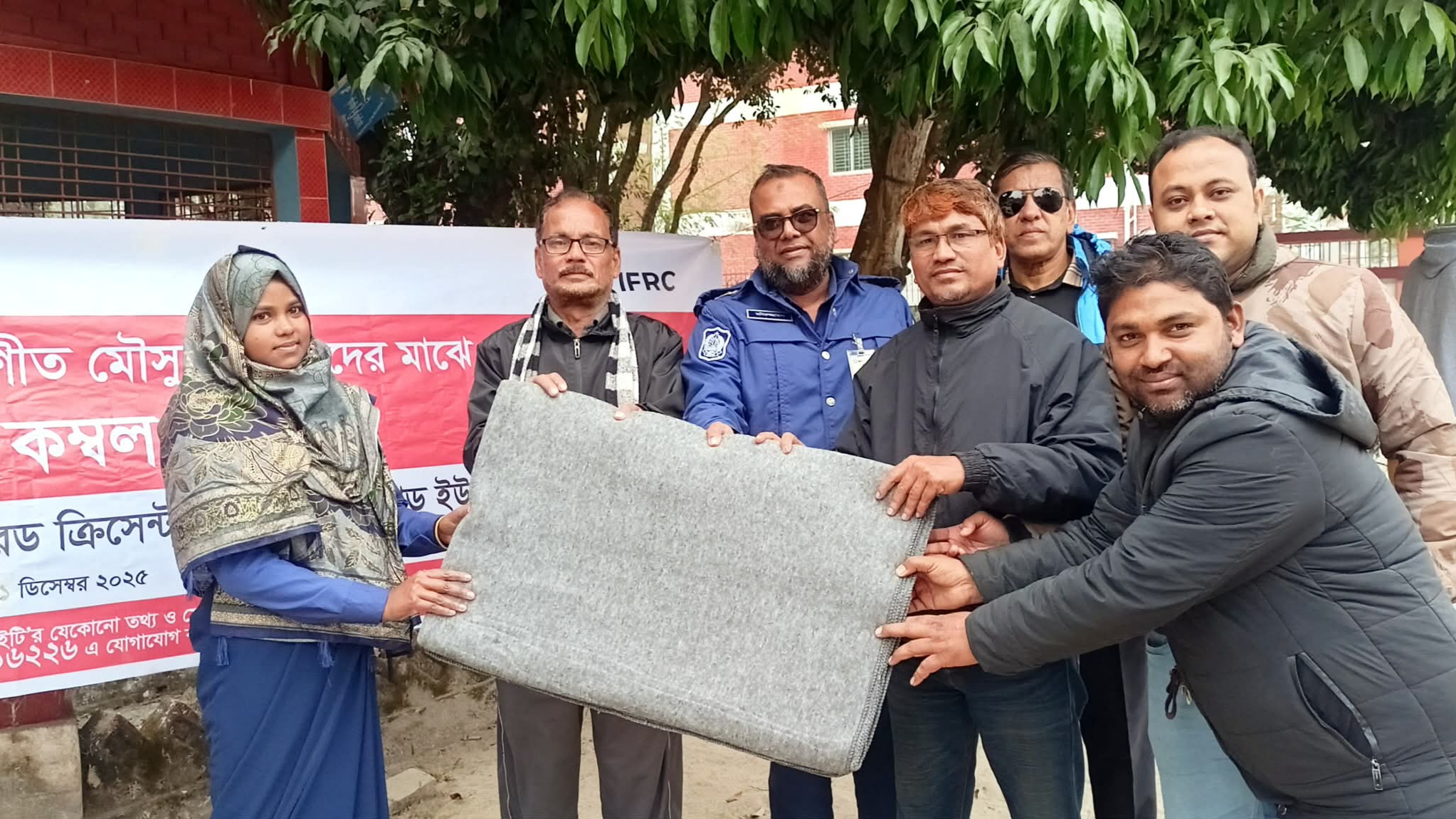 পঞ্চগড়ে গ্রাম পুলিশদের মধ্যে রেড ক্রিসেন্টের শীতবস্ত্র বিতরণ 