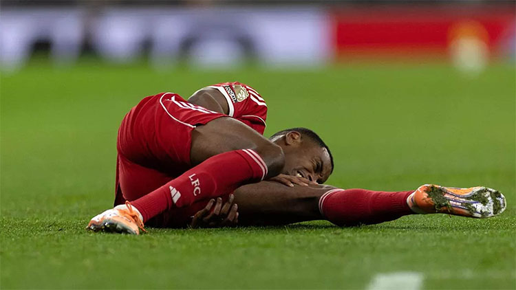 দুই মাসের জন্য মাঠের বাইরে লিভারপুলের ইসাক