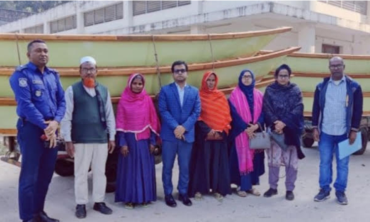 ফরিদপুরে চরাঞ্চলের ১৬ পরিবার পেল কাঠের নৌকা 