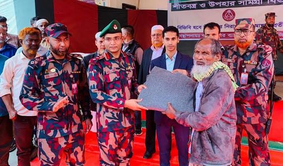 বান্দরবানে সীমান্ত এলাকায় বিজিবি’র শীতবস্ত্র ও শিক্ষা সহায়তা বিতরণ