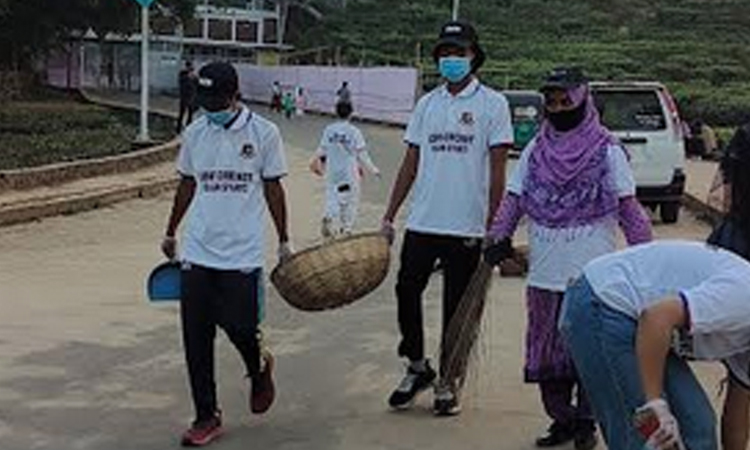 সিলেটে বিপিএল শুরুর আগে পরিচ্ছন্নতা অভিযানে শিক্ষার্থীরা