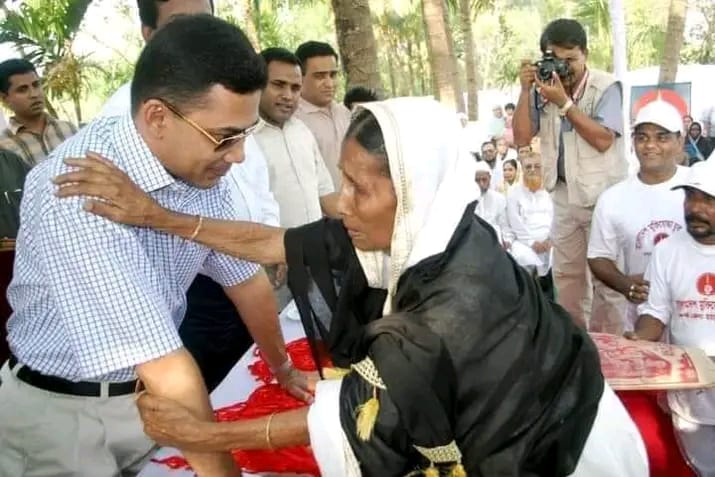 অসহায় বৃদ্ধার পাশে তারেক রহমান। ছবি : সংগৃহীত