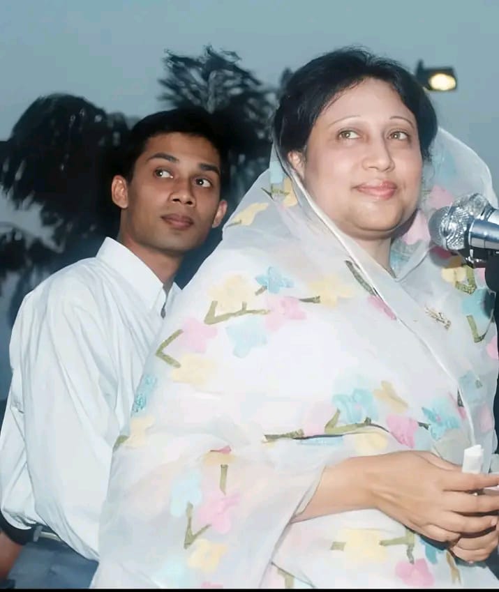 জনসভার মঞ্চে বেগম খালেদা জিয়ার সঙ্গে তারেক রহমান । ছবি : সংগৃহীত