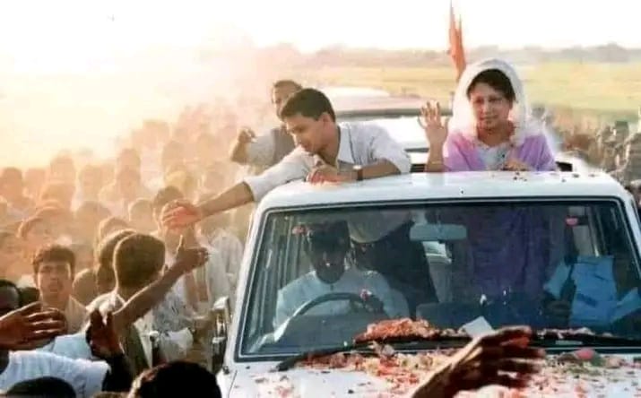 বেগম খালেদা জিয়ার সঙ্গে জনসংযোগে তারেক রহমান। ছবি : সংগৃহীত