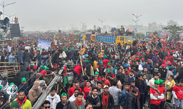 তারেক রহমানকে স্বাগত জানাতে ভোর থেকেই ঢাকায় জনস্রোত