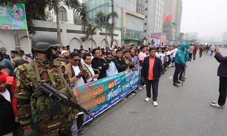 তারেক রহমানকে স্বাগত জানাতে বিমানবন্দর সড়কের দুই পাশে নেতা-কর্মীর ঢল