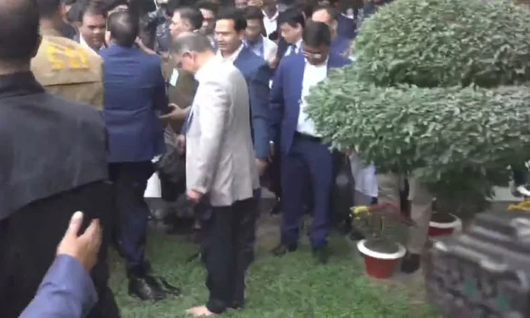 দেশে ফিরেই শিশিরভেজা ঘাসে হাঁটলেন ও মাটি স্পর্শ করলেন তারেক রহমান