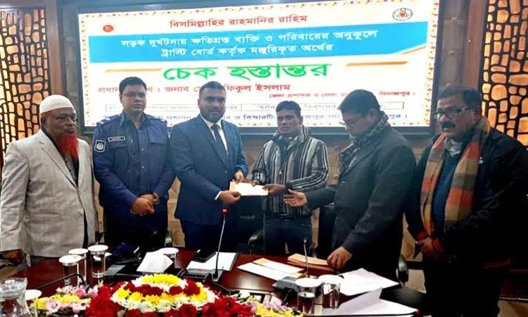 দিনাজপুরে সড়ক দুর্ঘটনায় ক্ষতিগ্রস্ত পরিবারের মাঝে চেক প্রদান