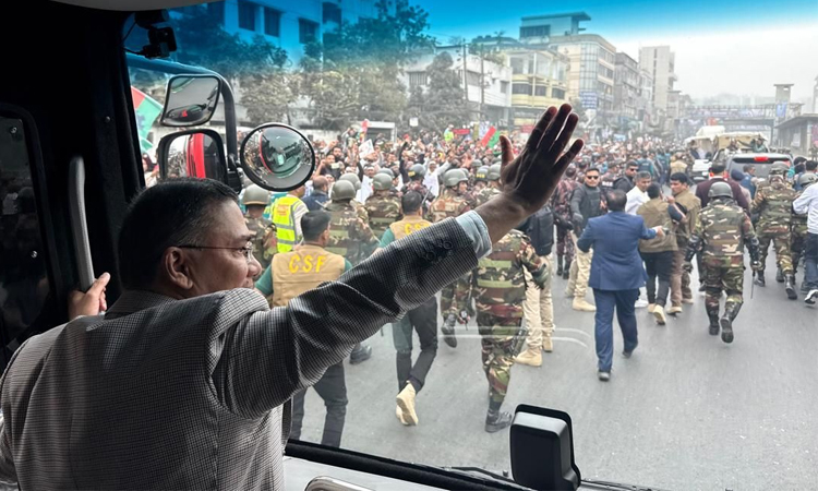 বাস থেকে হাত নেড়ে জনতার অভিবাদনের জবাব দিলেন তারেক রহমান