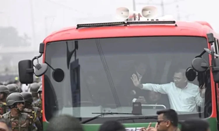 তিন ঘণ্টায় ১৩ কিলোমিটার পথ পাড়ি দিয়ে গণসংবর্ধনাস্থলে তারেক রহমান