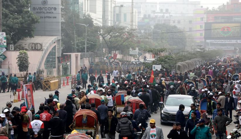 এভারকেয়ারের চারপাশে হাজারো জনতার ভিড়