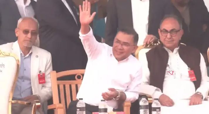 মঞ্চে বিশেষ চেয়ার সরিয়ে সাধারণ চেয়ারে বসলেন তারেক রহমান