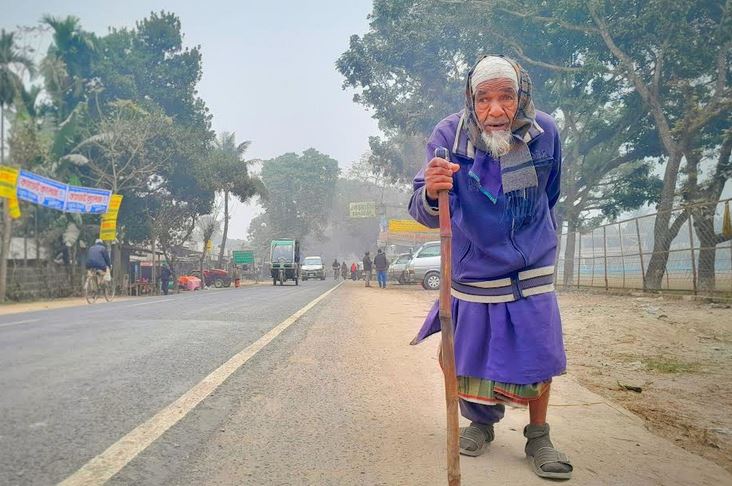 লালমনিরহাটে তীব্র শীত ও ঘন কুয়াশায় জনজীবন স্থবির