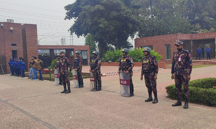 জিয়া উদ্যান ও জাতীয় স্মৃতিসৌধসহ গুরুত্বপূর্ণ পয়েন্টে বিজিবি মোতায়েন