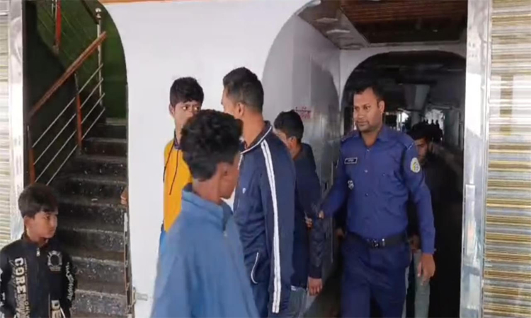 ঝালকাঠিতে অ্যাডভেঞ্চার-৯ লঞ্চ জব্দ, আটক ৪