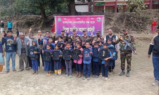 খাগড়াছড়িতে সেনাবাহিনীর মানবিক সহায়তা প্রদান