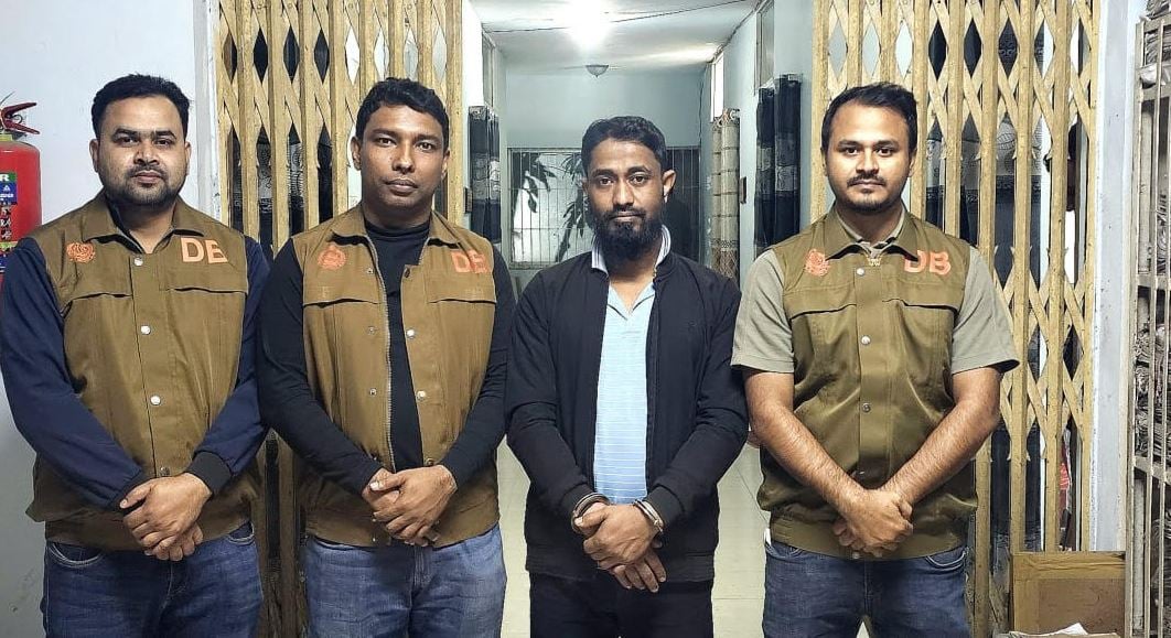 লক্ষ্মীপুর নির্বাচন অফিসে আগুন লাগানোর ঘটনায় যুবক গ্রেফতার