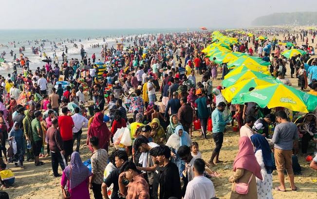 সৈকতের বালিয়াড়ি আর মানুষ মিলেমিশে একাকার কক্সবাজার