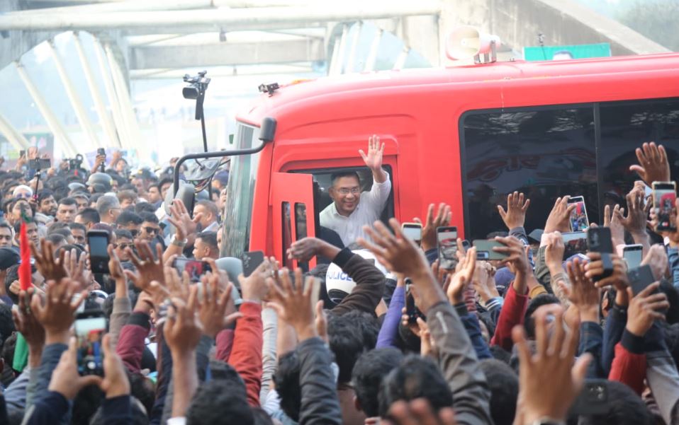 উপস্থিত নেতাকর্মীদের হাত নেড়ে শুভেচ্ছা জানান তারেক রহমান। ছবি : বাসস
