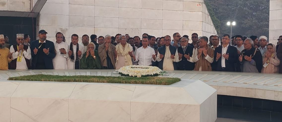 বাবা শহীদ প্রেসিডেন্ট জিয়াউর রহমানের কবর জিয়ারত করেন তারেক রহমান। এ সময় উপস্থিত ছিলেন বিএনপির সিনিয়র নেতারা। ছবি : বাসস