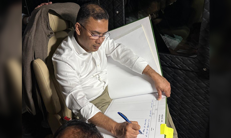 তারেক রহমান জাতীয় স্মৃতিসৌধে পরিদর্শন বইতে স্বাক্ষর করেন।