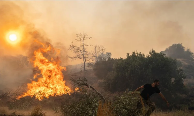 গ্রিসের উপকূলে উদ্ধার প্রায় ৪০০ অভিবাসনপ্রত্যাশী