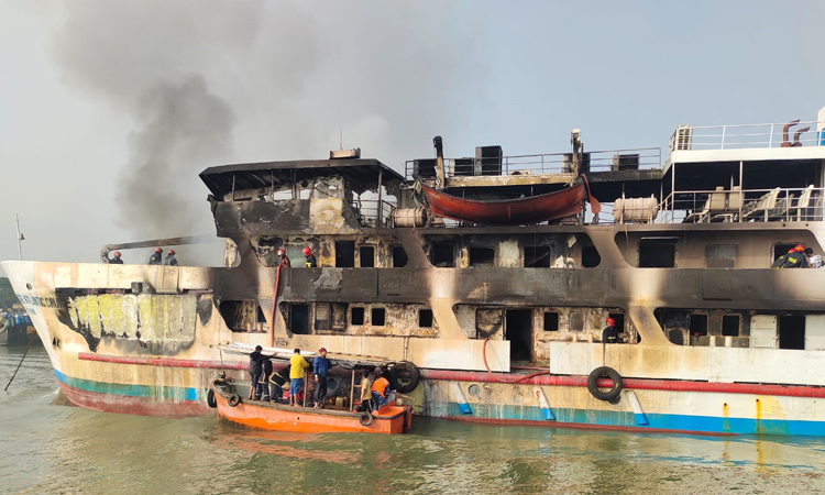 সেন্টমার্টিনগামী জাহাজে অগ্নিকাণ্ডে নিহত ১, প্রাণে বেঁচে গেলেন ১৯৪ যাত্রী