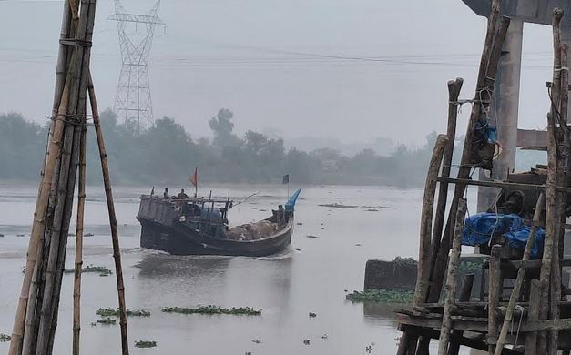 বাগেরহাটে কনকনে শীত আর ঘন কুয়াশায় জনজীবন বিপর্যস্ত