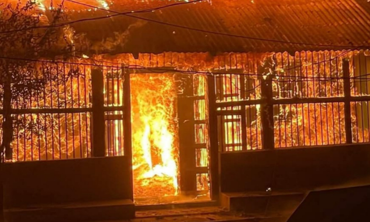 ফটিকছড়িতে  অগ্নিকাণ্ডে পুরোনো বাড়িসহ ১০টি বসতঘর পুড়ে গেছে