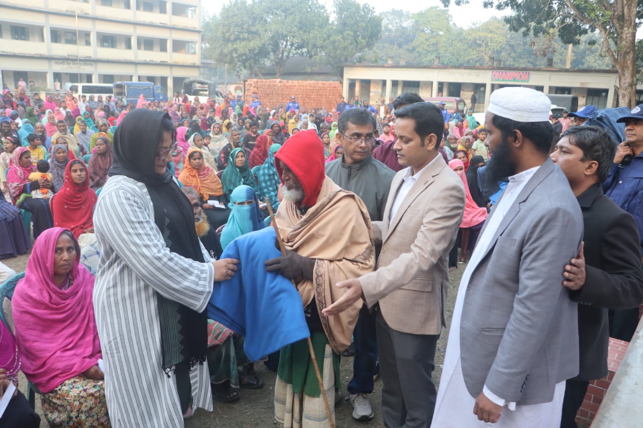 টাঙ্গাইলে জেলা প্রশাসনের শীতবস্ত্র বিতরণ