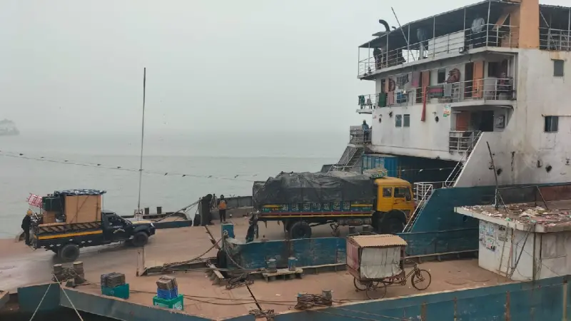 সাড়ে ১১ ঘণ্টা পর আরিচা ও পাটুরিয়ায় ফেরি চলাচল পুনরায় শুরু