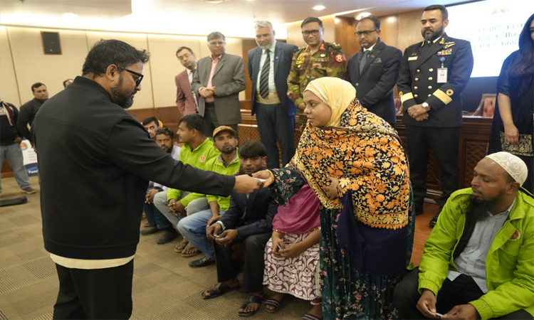 প্রথমবারের মতো ২,৪৬৭ পরিচ্ছন্নতা কর্মীকে স্বাস্থ্যবীমার আওতায় আনলো ডিএনসিসি