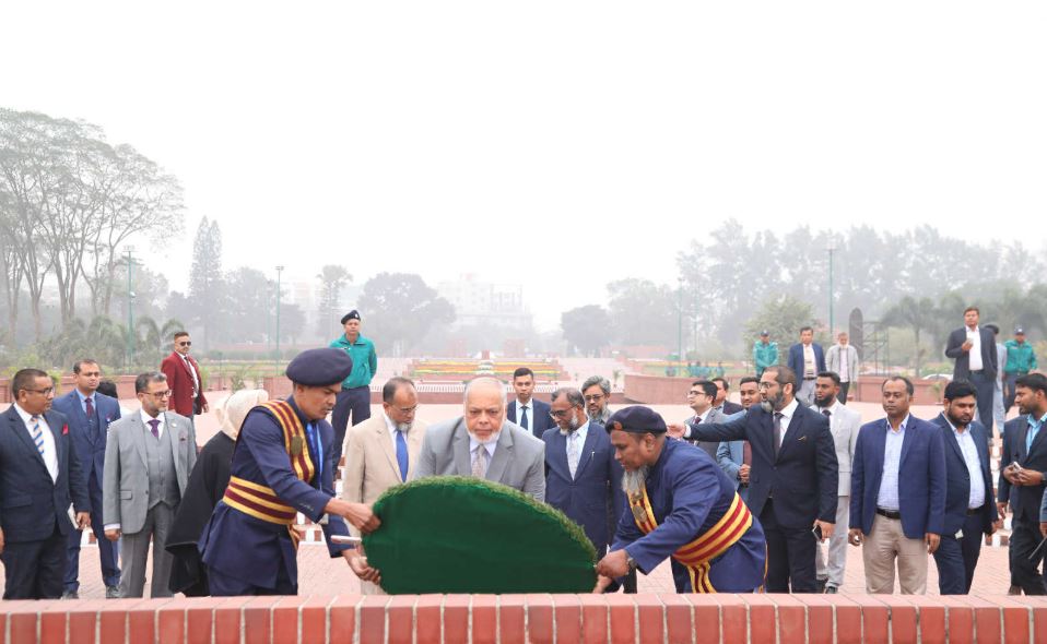 স্মৃতিসৌধে বীর শহীদদের প্রতি নব-নিযুক্ত প্রধান বিচারপতির শ্রদ্ধা নিবেদন