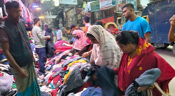 শীত জেঁকে বসায় রাজধানীতে গরম পোশাক বিক্রির ধুম