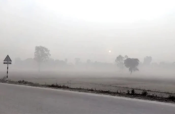 সারাদেশের কোথাও কোথাও মাঝারী থেকে ঘন কুয়াশা পড়তে পারে 