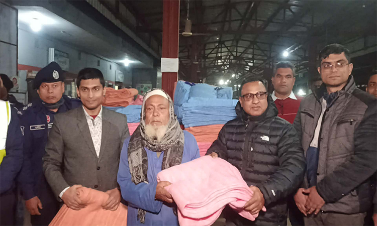 পঞ্চগড়ে জেলা পুলিশের শীতবস্ত্র বিতরণ