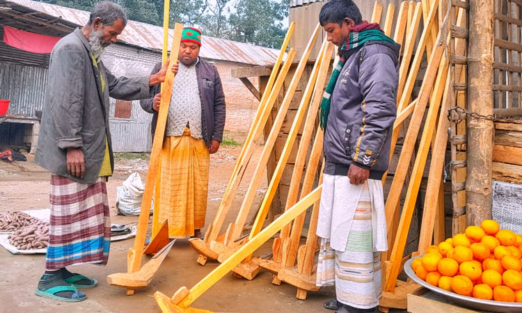 আধুনিক কৃষিযন্ত্রের দাপটেও হারায়নি হালচাষের লাঙ্গল