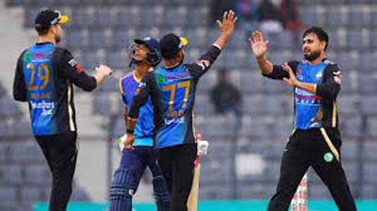 ফাহিমের বোলিং তোপে ১০২ রানে অলআউট চট্টগ্রাম