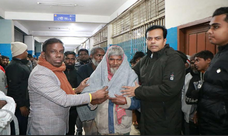 বরিশালে শীতার্ত মানুষের মধ্যে কম্বল বিতরণ