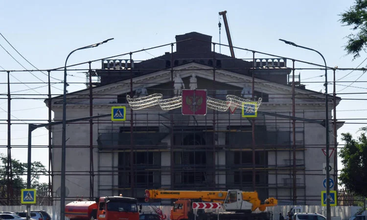 মারিউপোলের বিধ্বস্ত থিয়েটার পুনরায় খুলে দিল রাশিয়া