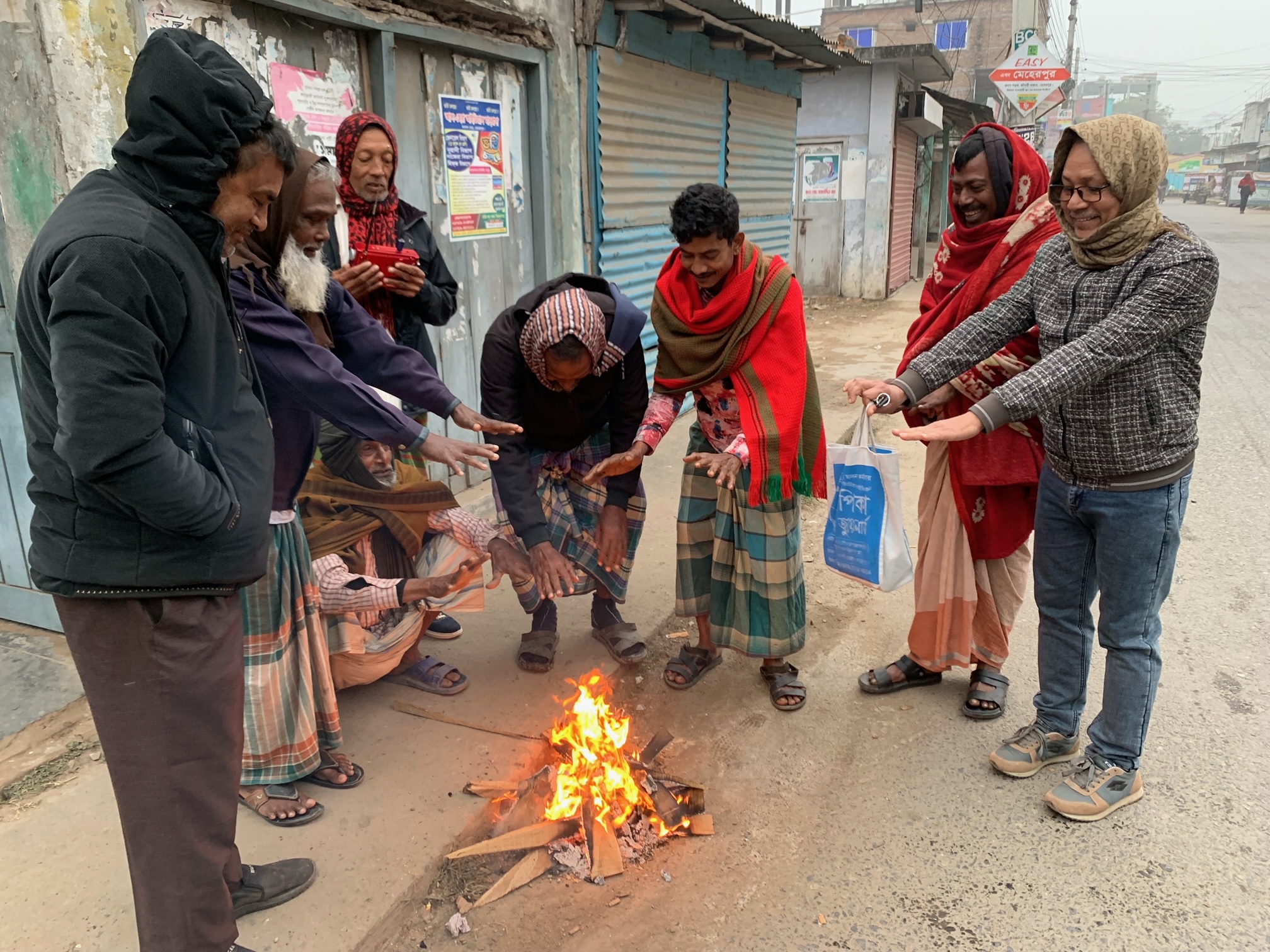 মেহেরপুরে শীতে স্থবির জনজীবন