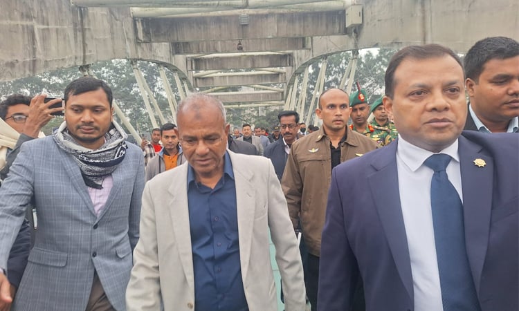 বেগম খালেদা জিয়ার কবরের স্থান পরিদর্শনে জিয়া উদ্যানে স্বরাষ্ট্র উপদেষ্টা 