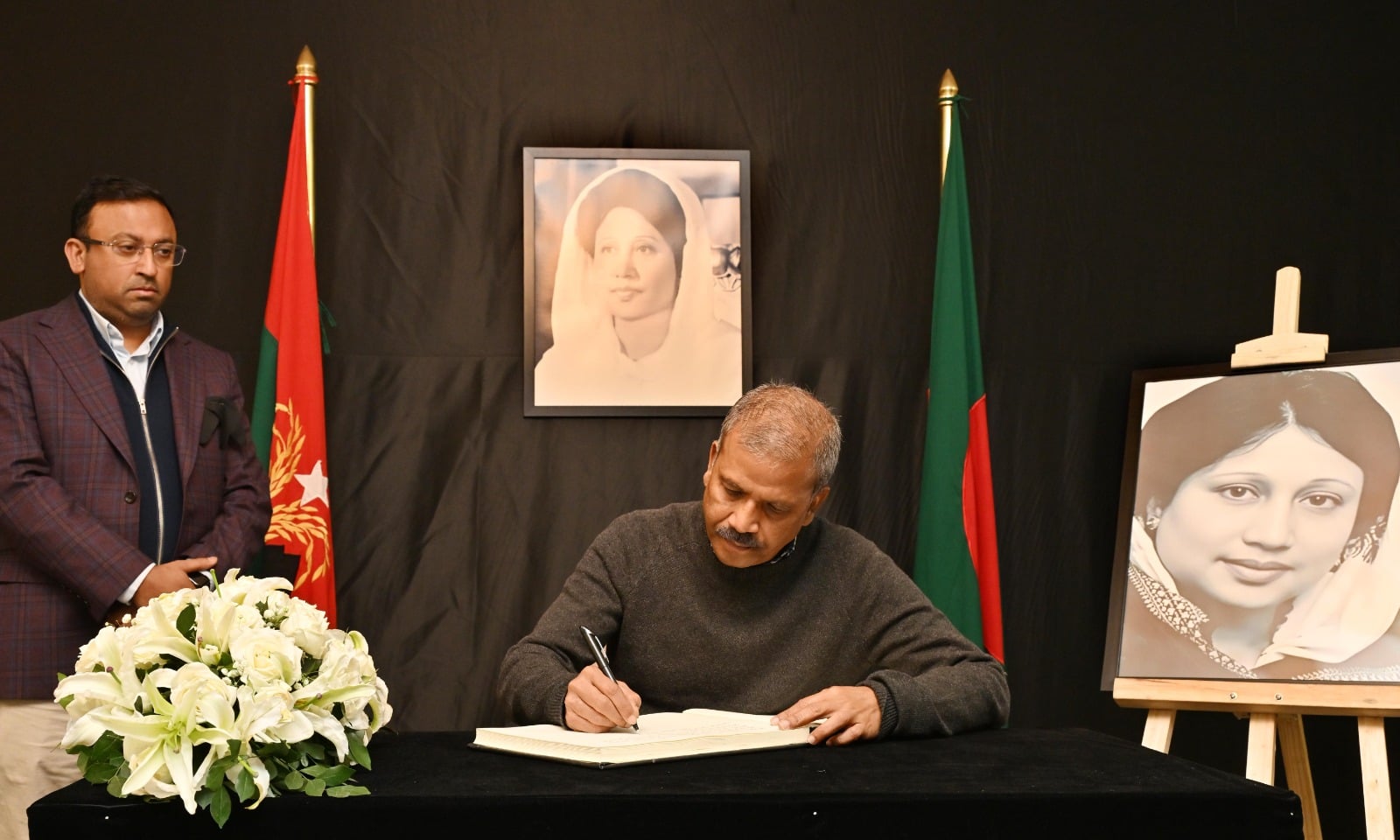 শোকবইয়ে তিন উপদেষ্টার স্বাক্ষর