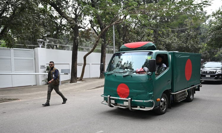 খালেদা জিয়ার মরদেহ পতাকায় মোড়ানো গাড়িতে এভারকেয়ার থেকে গুলশানে