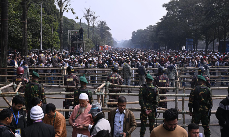 প্রিয় নেত্রীকে শেষ বিদায় জানাতে ঢাকায় সর্বস্তরের মানুষের ঢল