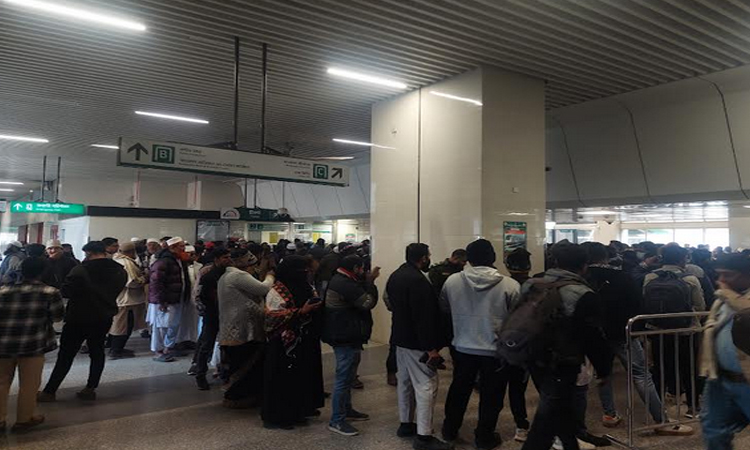 খালেদা জিয়ার জানাজায় অংশ নিতে মেট্রো স্টেশনগুলোতে উপচে পড়া ভিড়