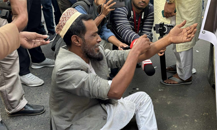 জানাজাস্থলে ছুটছে লাখো মানুষ, হাউমাউ করে কাঁদছে অনেকে