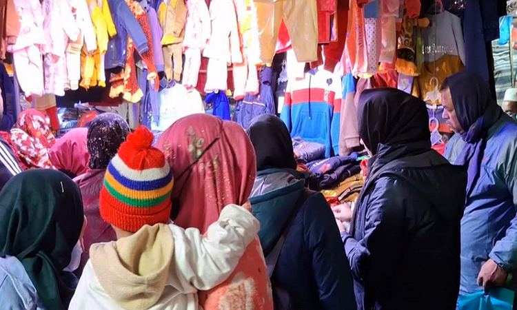 রাজশাহীতে কনকনে শীতে ফুটপাতের দোকানগুলোতে ক্রেতাদের ভিড়